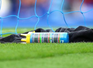 Зошто Пикфорд добро брани пенали? Одговорот е на неговото шише со вода (ФОТО)