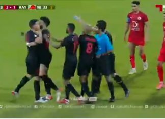 Хамес се обиде да натепа судија, па доби црвен картон (видео)