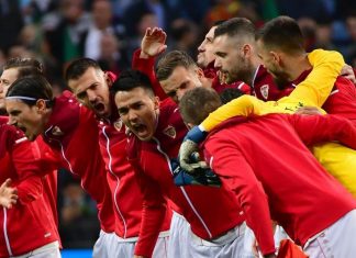 Фото за паметење: Вака се бодреа “рисовите“ после химната на “Драгао“…