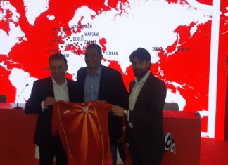 Фото – вест: Сејдини му подари дрес од македонската репрезентација на Жилберто Силва!