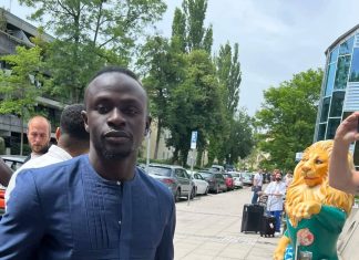 Садио Мане пристигна во Минхен на лекарски прегледи