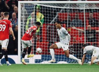 Супер акција на „Ѓаволите“ и водство на полувреме во големото дерби со Ливерпул