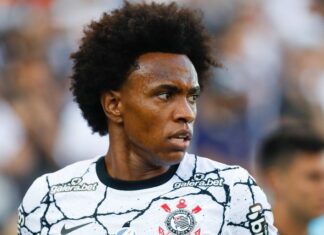 Екс-фудбалер на Челзи и Арсенал се враќа во Премиерлигата