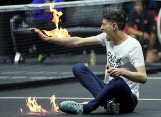 Човек втрча на терен среде меч на Лејвер купот и си ја запали раката (ВИДЕО)