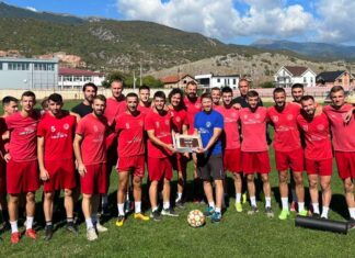 Фото на денот: Играчите на Струга ТЛ со торта му го честитаа роденденот на тренерот Захариевски!