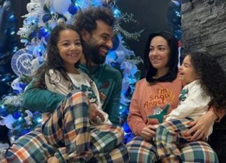 Салах и семејството со фото пред божиќната елка, па добија навредливи коментари!