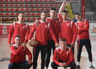 ФК како КК…. дождот ги натера „Романтичарите“ да играат баскет наместо фудбал