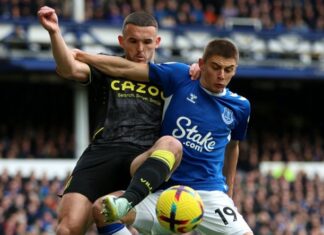 Евертон тоне кон Чемпионшип, Арсенал со победа во Лестер (видео)