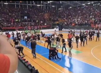 Ново видео од мега – дербито: Стоилов посилен од цело обезбедување, собори Комита! (ВИДЕО)