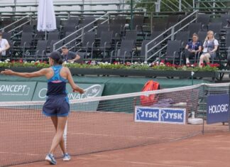 Тенисерка ја избриша трагата од топката во терен, противничката доби напад на паника (ВИДЕО)