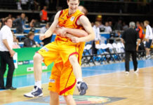 Гест за почит: Владо Илиевски донираше кошаркарски дресови во Струмица