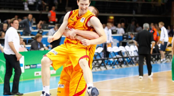 Гест за почит: Владо Илиевски донираше кошаркарски дресови во Струмица