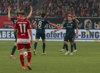 Бохум и Елези останаа во Бундеслигата откако вратија негатива од три гола