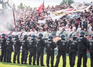 Солзавец и пиротехника: 155 полицајци повредени на меч од Регионалната лига во Германија (ВИДЕО)