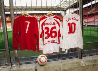 Легендарниот Германец се прости од играчката кариера пред 50.000 фанови! (ВИДЕО)