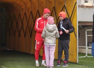 Енис Барди неуморно секогаш им ја исполнува желбата на најискрените фанови (ФОТО)