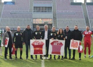 ФФМ и Работнички со специјални подароци за Ставрев и Костадинов за нивниот последен меч како судии! (ФОТО)