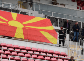 ФОТО НА КОЛОТО: Големо македонско знаме на арената “Тодор Проески“ во Скопје!