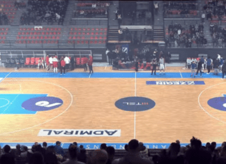 Дербито е во прекин, играчите заминаа во соблекувалните, треба да се испразни салата каде што се фановите на Работнички!