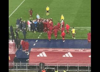 Секогаш е “жешко“ во битката за Рим: Момент од тепачката на играчите на Рома и Лацио!