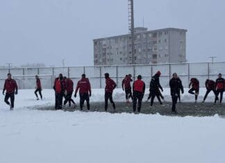 Фото на денот: Македонија е во бело! Снегот им прави проблем на прволигашите!