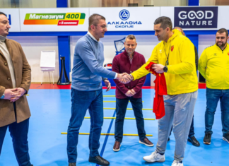 Мицкоски доби дрес од Лазаров: Премиерот и министерот Ристовски ги посетија ракометарите! (ФОТОГАЛЕРИЈА)