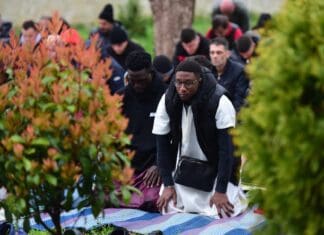 ФОТО ВЕСТ: Херојот на Вардар во џамија по повод големиот празник Рамазан Бајрам!