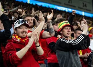 Велс пристигнува заедно со 2000 навивачи