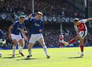 Арсенал само до бод на “Гудисон“!