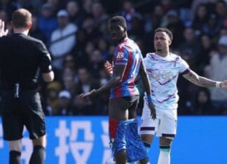 Немаше голови, па навивачите гледаа циркуз: Клајверт му ги соблече гаќичките на Сар (ФОТО)