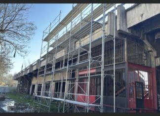 Балисти сакале да навиваат од скеле, МВР и инспекторатот им го демонтирал