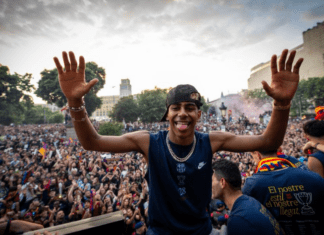 Дали тој ќе ја добие “Златната топка“? Јамал во Париз со 20 членови од семејството!