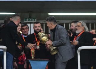 Најтрофејниот слави:Претседателот на ФФМ, Масар Омерагиќ му го предаде пехарот на Вардар! (ФОТО)