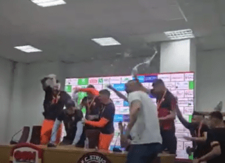 Фудбалерите на Вардар ја прекинаа прес-конференција и го „истушираа“ Седлоски (ВИДЕО)