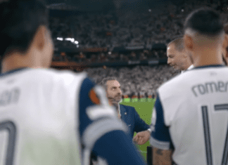 Срам за УЕФА: На Чеферин му снема медали за клучните играчи на Тотенхем (ВИДЕО)