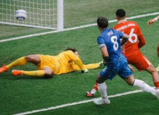 Челзи го пречека шампионот со шпалир, па му го нанесе третиот сезонски пораз (ВИДЕО)