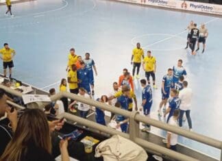 Летаат шишиња на теренот во Атина, два прекини во две минути на финалето (ФОТО)