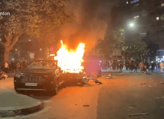 Навивачите на ПСЖ палеа автомобили и се тепа со полицијата (ВИДЕО)