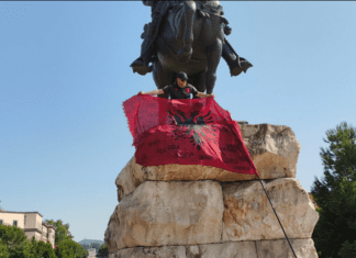 Скандал во Тирана: Фановите на Албанија “велат“ дека Дебар бил нивни! (ФОТО+ВИДЕО)