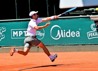 Марковски поразен во три сета по три часа игра