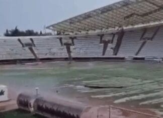 Невреме во Сплит, оштетен култниот „Пољуд“! (ФОТО)