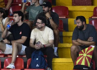 Познати лица на трибините: Столе во друштво со Милано и двајца Португалци на Вардар (ФОТО)