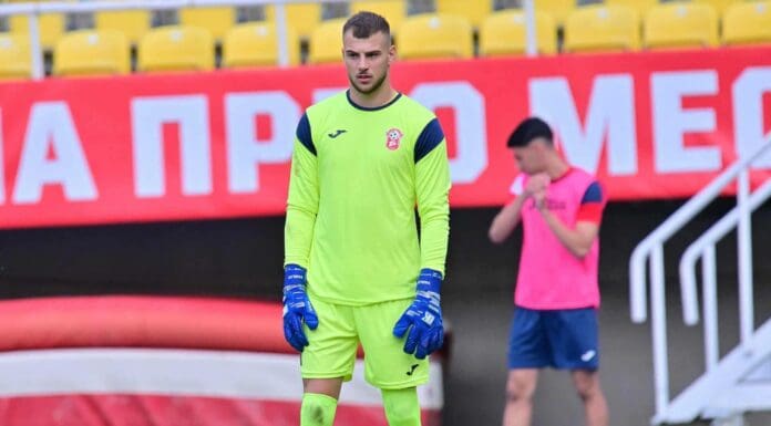 Работнички во обид да спаси, што може да се спаси, во последниот есенски меч