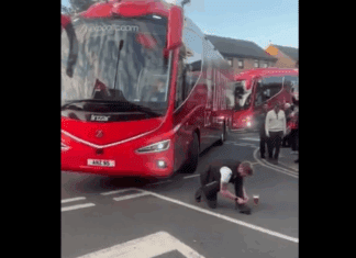 Клупските автобуси на Ливерпул стојат, а еве што прави навивачот! (ВИДЕО)