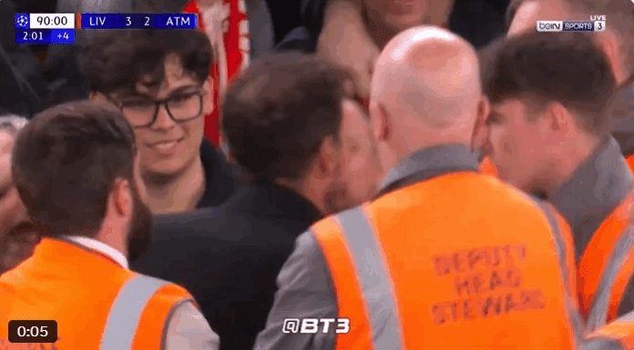 Редарите на „Енфилд“ спречија најсрамна сцена: Симеоне тргна во пресметка со навивачите (ВИДЕО)