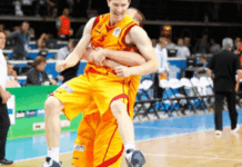 Гест за почит: Владо Илиевски донираше кошаркарски дресови во Струмица