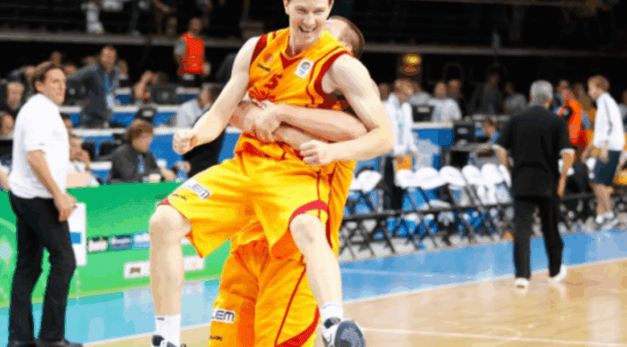 Гест за почит: Владо Илиевски донираше кошаркарски дресови во Струмица