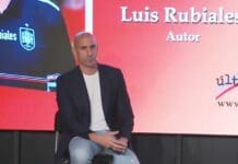 Првото појавување во јавноста: Екс-претседателот на Шпанската федерација гаѓан со јајца! (ВИДЕО)