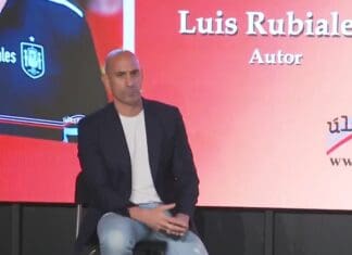 Првото појавување во јавноста: Екс-претседателот на Шпанската федерација гаѓан со јајца! (ВИДЕО)