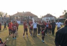 Реагираат од Победа: Играчи и членови на Шкендија (А) фрлаа шишиња кон навивачите